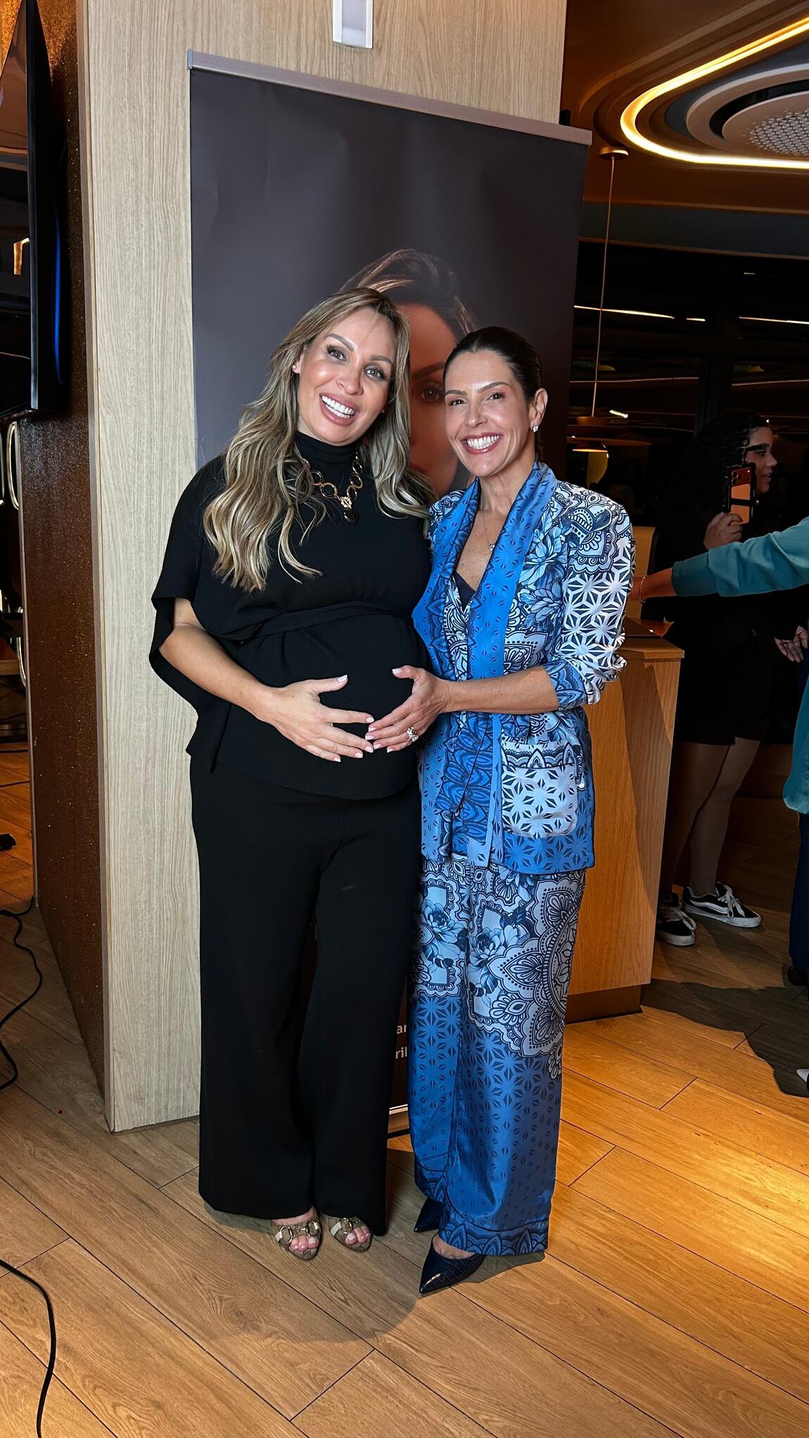 Érika com convidadas no evento